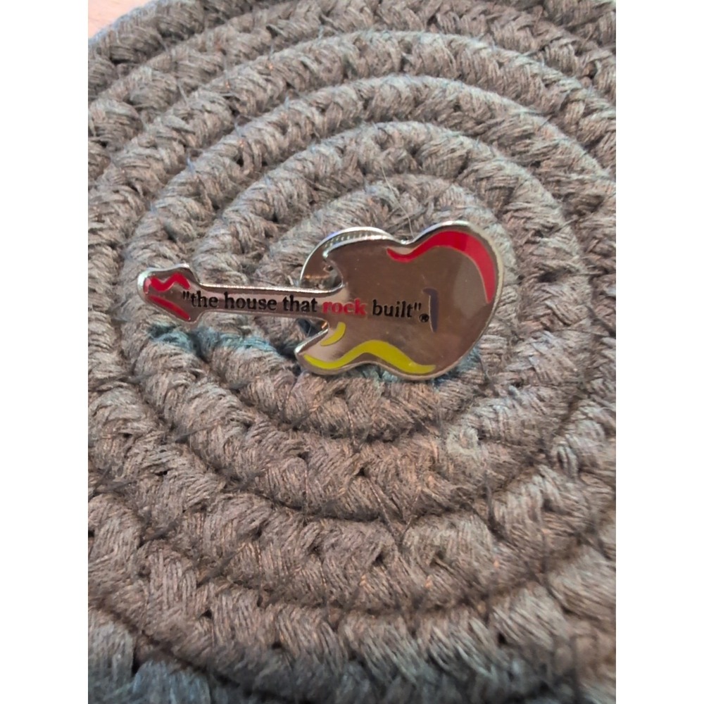 Rock N Roll Hall of Fame "The House that rock built" Metal Guitar‎ Pin - Lapel